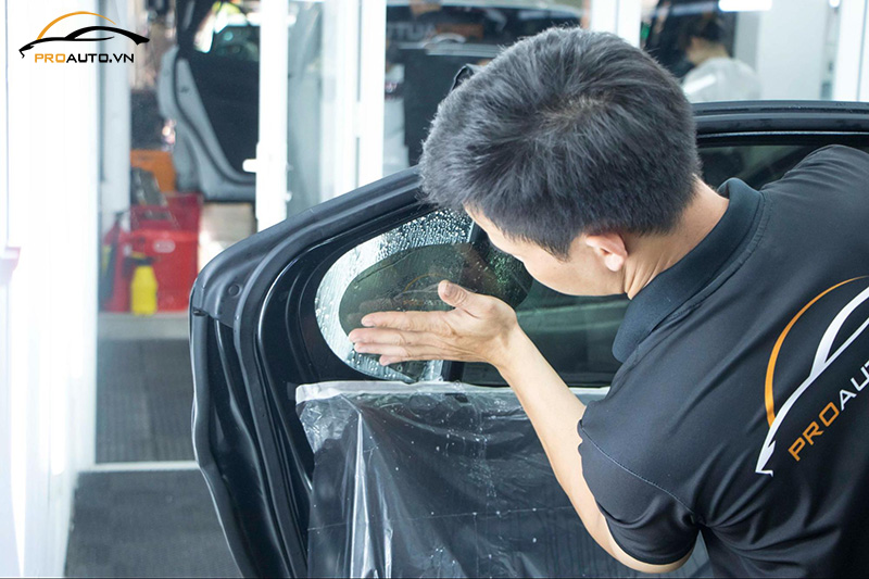 Thi công dán phim cách nhiệt cửa kính cho xe ô tô uy tín tại PROAUTO.VN