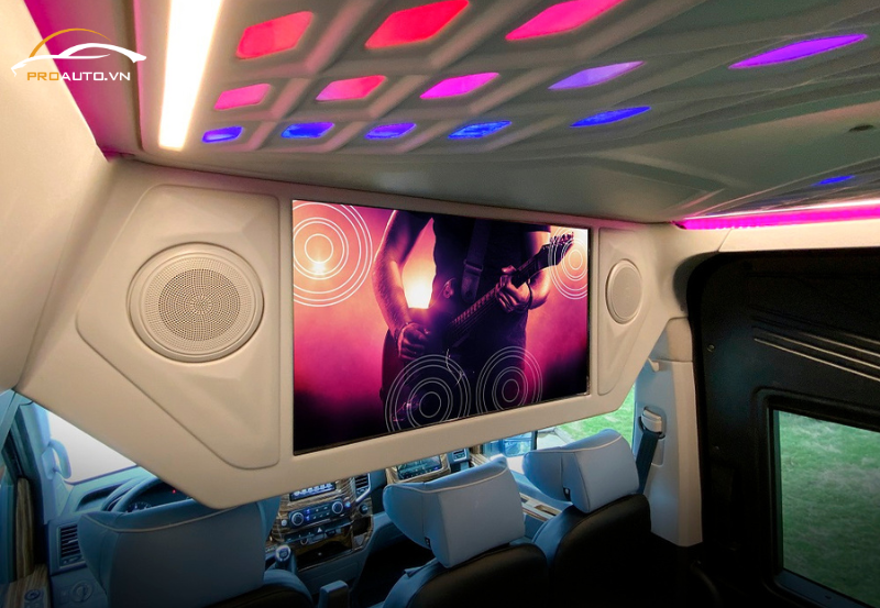 Độ màn hình tivi 24 ,29 inch cho Hyundai Solati mang lại trải nghiệm giải trí trên xe