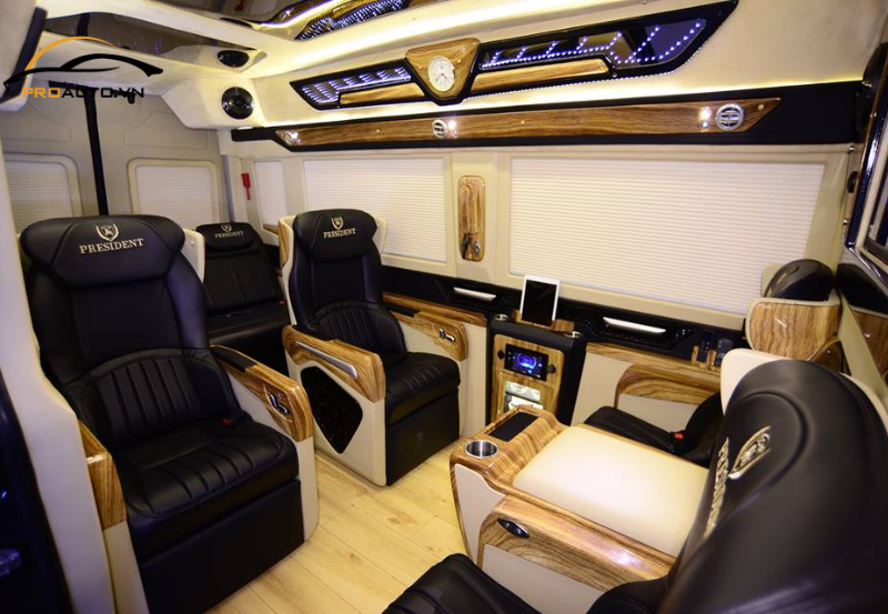 Sự kết hợp của gỗ trong nội thất xe Hyundai Solati tạo ra không gian thoải mái