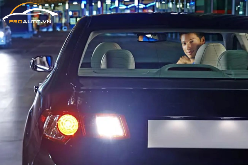 Độ đèn lùi xe ô tô giúp người lái dễ dàng quan sát phía sau hơn