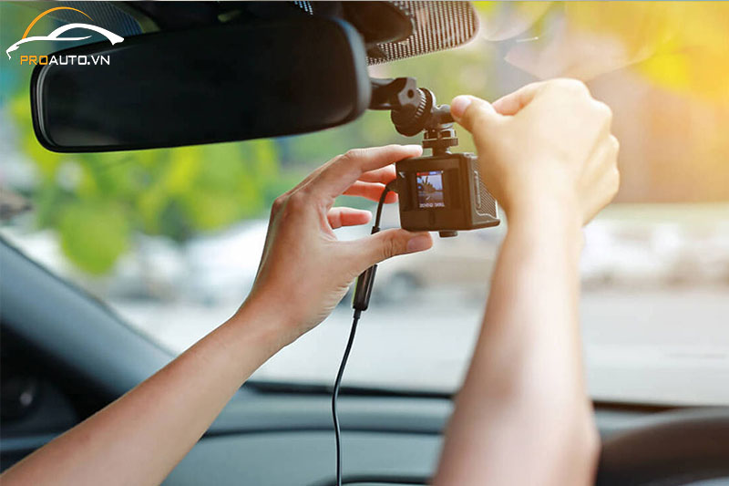 Lắp đặt camera hành trình giúp bác tài quan sát giao thông tốt hơn