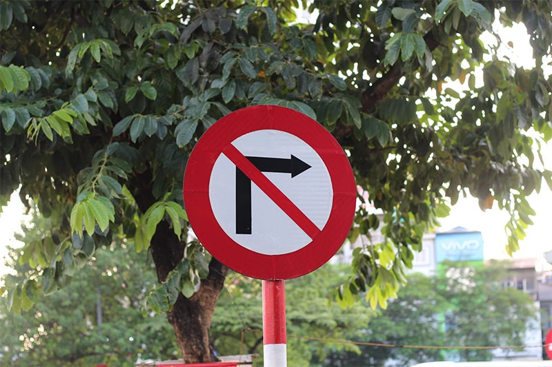 Biển báo giao thông cấm rẽ phải