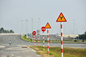 Biển Báo Nguy Hiểm Bạn Cần Chú Ý Khi Tham Gia Giao Thông