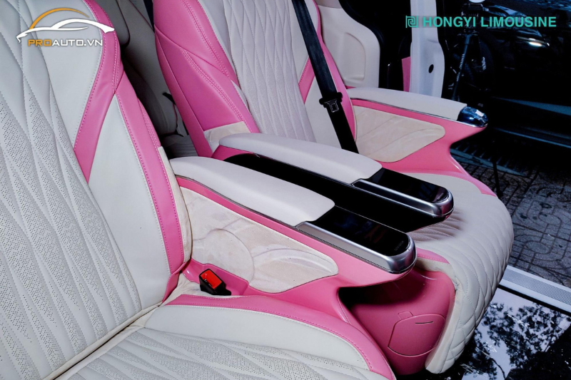 Hộc đựng ly được thiết kế ẩn bên trong ghế Limousine Crystal 2.0