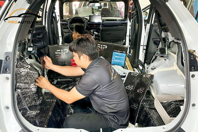 Kỹ thuật viên thi công dán cách âm chống ồn SIP cho xe ô tô