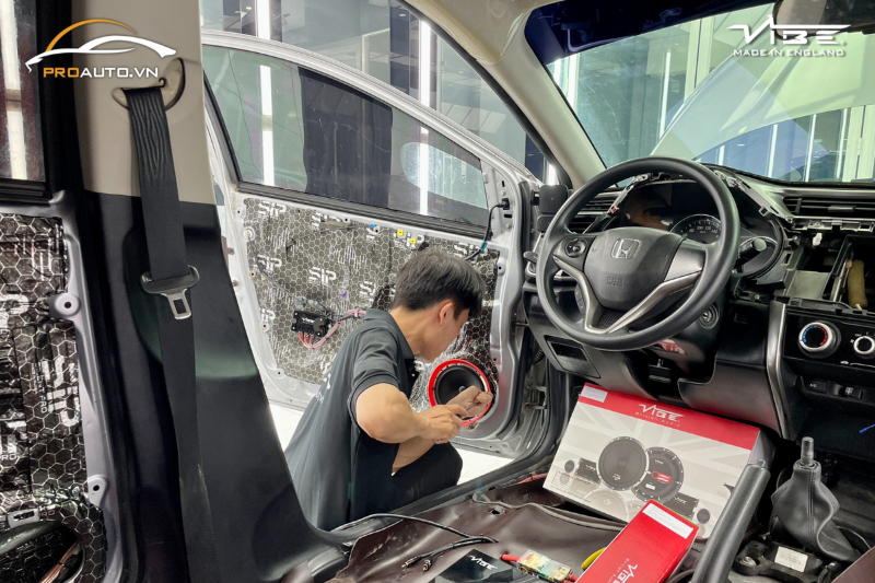 Kỹ thuật viên thi công nâng cấp âm thanh Vibe cho xe Honda City 