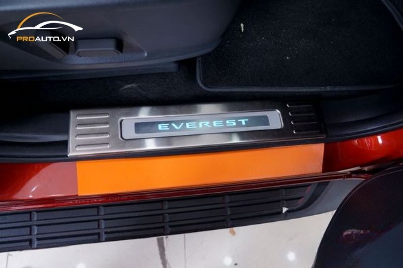 Nẹp bước chân xe Ford Everest 2024