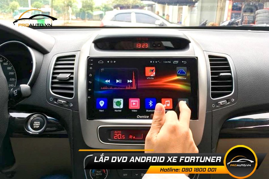 Màn hình theo xe Fortuner 2020 liền khối giúp không gian xe thêm sang trọng