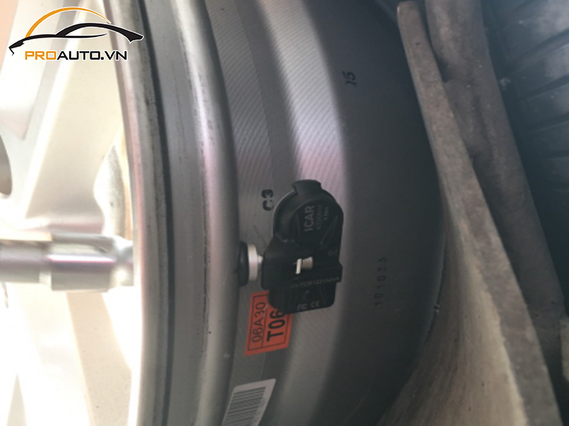 Lắp cảm biến áp suất lốp cho xe Toyota Camry