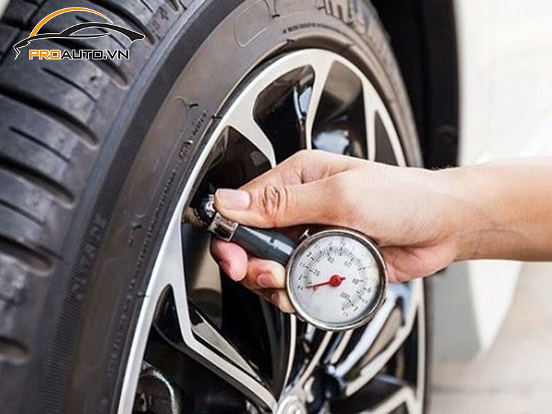 Lắp cảm biến áp suất lốp cho xe Hyundai Kona
