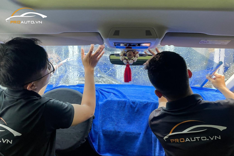 Dán phim cách nhiệt cho kính lái xe hơi
