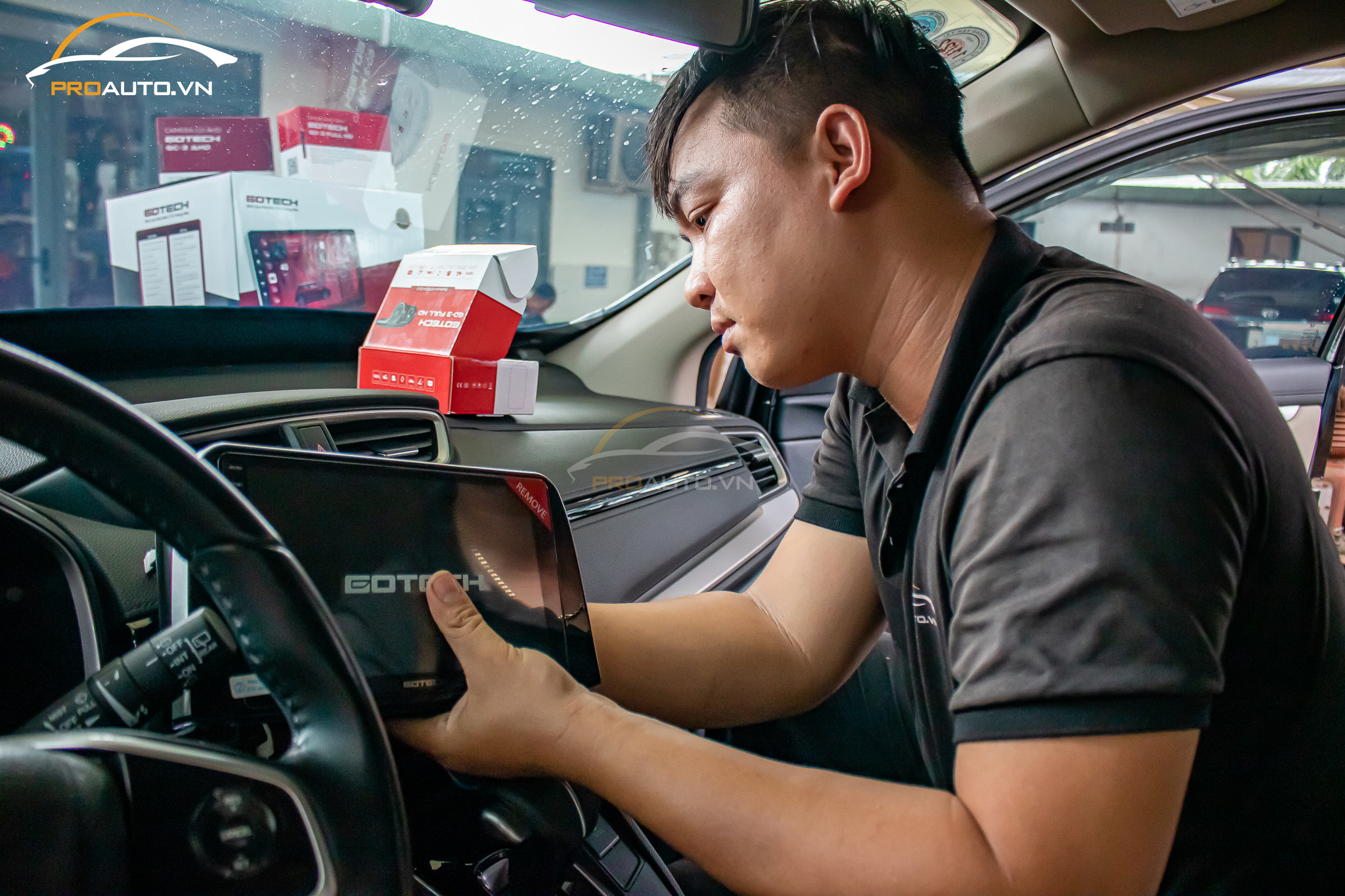 Thi công lắp màn hình ô tô Gotech chuyên nghiệp