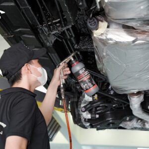 Kỹ thuật viên thi công phủ gầm ô tô