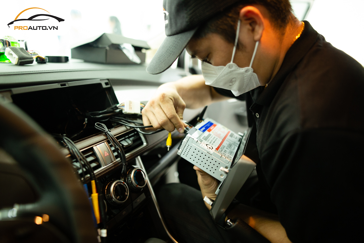 Lắp đặt màn hình Zestech chuyên nghiệp tại Proauto.vn