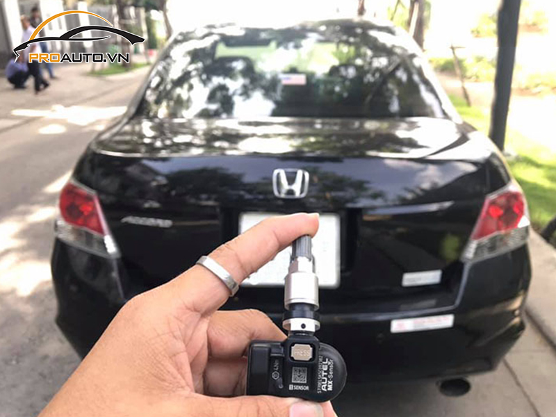 Lắp cảm biến áp suất lốp cho xe Honda Accord