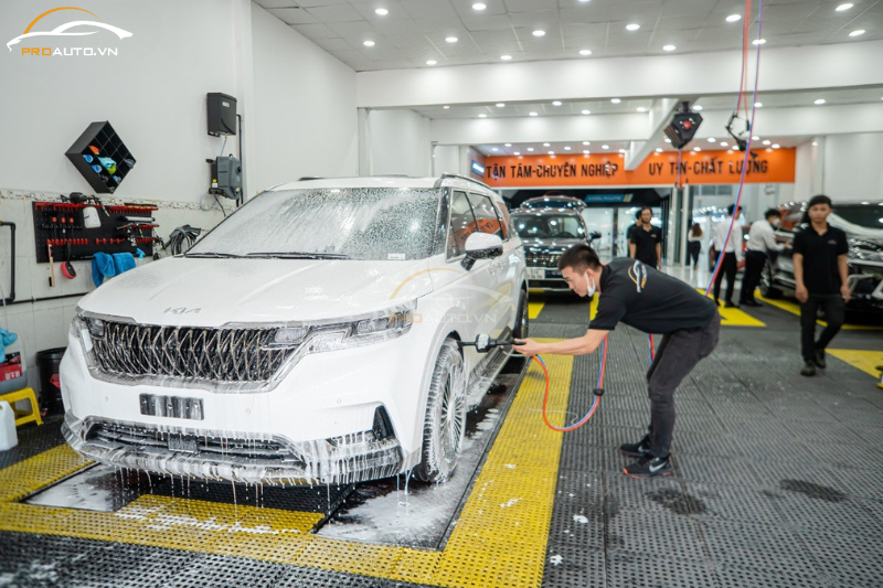 Bảo vệ lớp sơn xe khi rửa xe ô tô