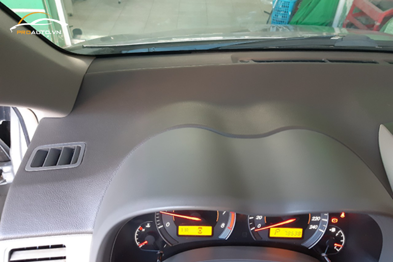 Bọc da taplo xe Toyota Granvia