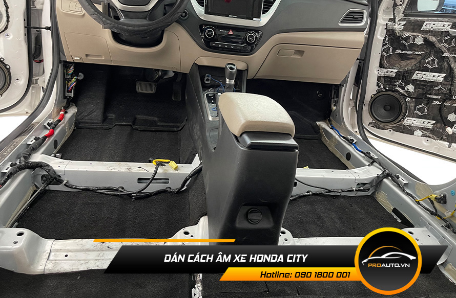 Dán vật liệu tiêu âm chống ù xe Honda City