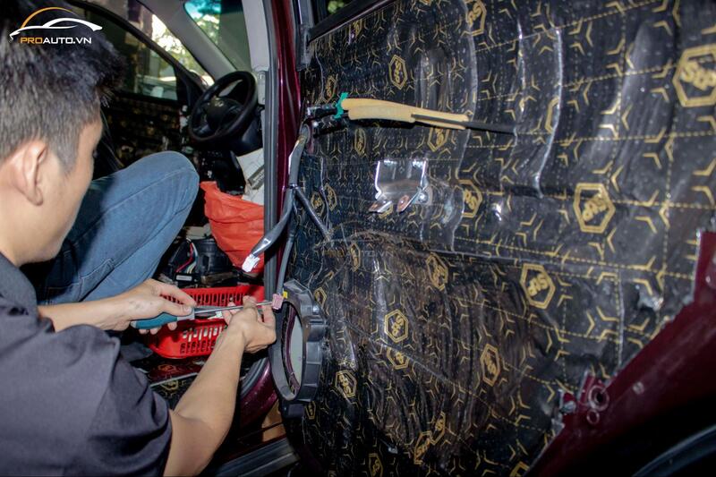 Cách âm cửa xe Vinfast VF8