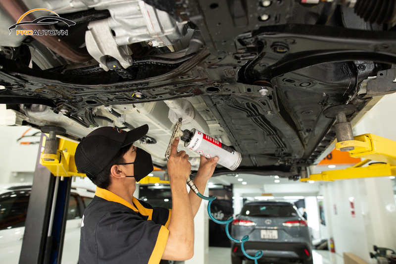 Cách âm gầm xe hơi bằng xịt phủ gầm