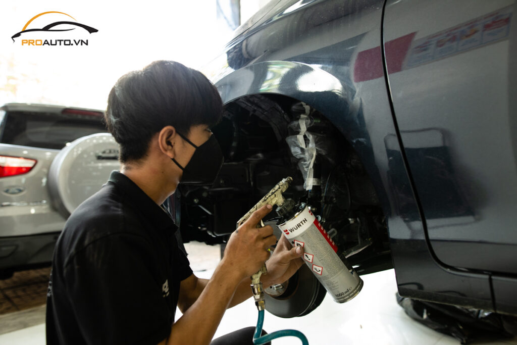 Xịt phủ gầm và hốc bánh xe Honda CRV