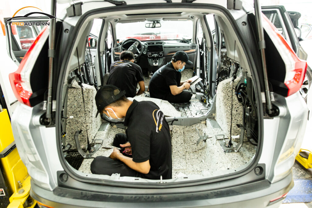 Thi công cách âm chống ồn xe Honda CRV tại Trung tâm Proauto.vn