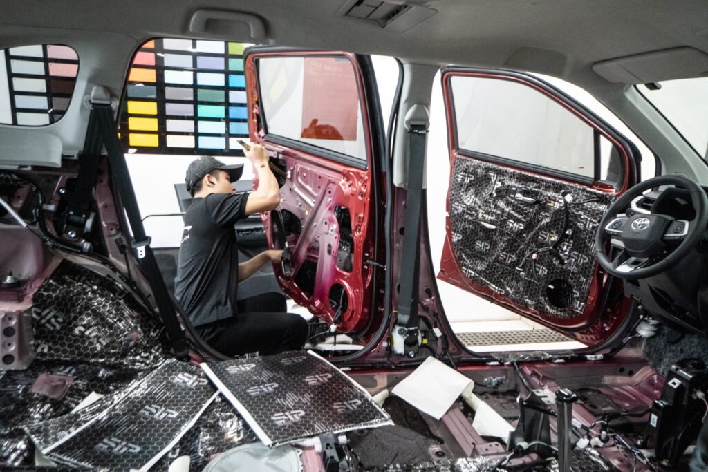 Cách âm vị trí sàn xe Toyota Veloz Cross