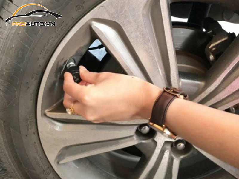 Lắp Cảm Biến Áp Suất Lốp Cho Xe Mercedes Benz CLA