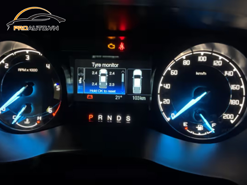 Lắp cảm biến áp suất lốp cho xe Toyota Cross