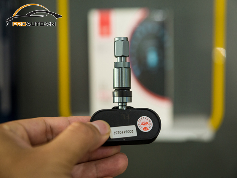 Lắp cảm biến áp suất lốp cho xe Hyundai Grand i10
