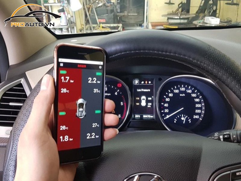 Lắp cảm biến áp suất lốp cho xe Hyundai Kona