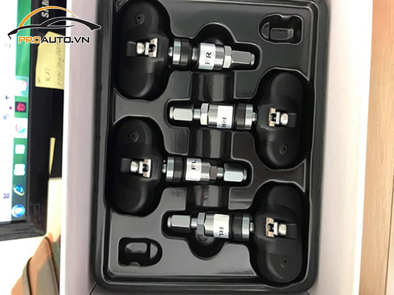 Lắp cảm biến áp suất lốp cho xe Hyundai Starex