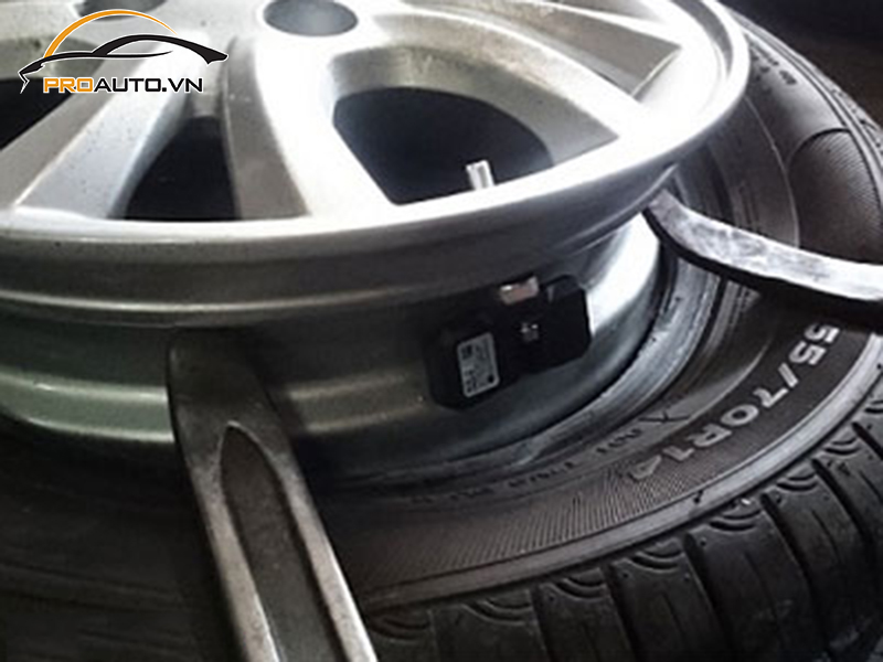 Lắp Cảm Biến Áp Suất Lốp Cho Xe BMW Series 7