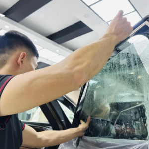 Có nên dán phim cách nhiệt xe Toyota Hiace?