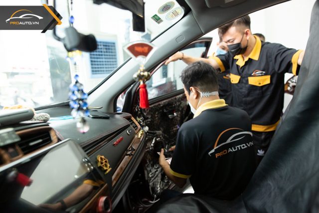 cua hit o to xe Ford Fiesta 12