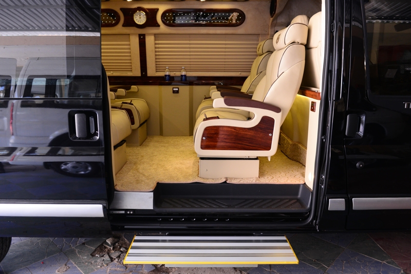 Cửa lùa điện Limousine cho xe 9 chỗ