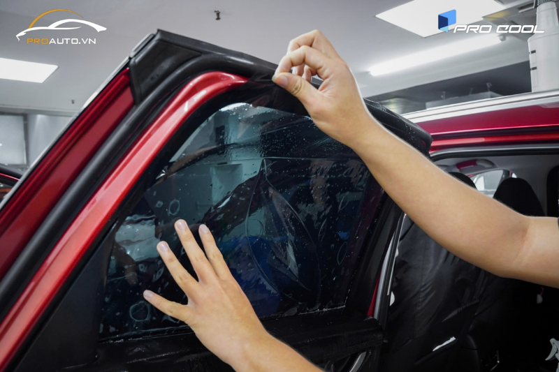Dán phim cách nhiệt kính sườn sau và kính lưng cho xe Mazda CX-5