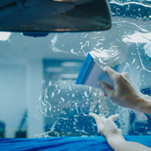 Dán phim cách nhiệt vị trí kính lái xe Ford Explorer