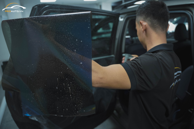 Dán phim cách nhiệt vị trí kính sườn sau và kính lưng xe Ford Explorer