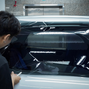 Dán phim cách nhiệt xe Mazda 2 vào giai đoạn hoàn thiện