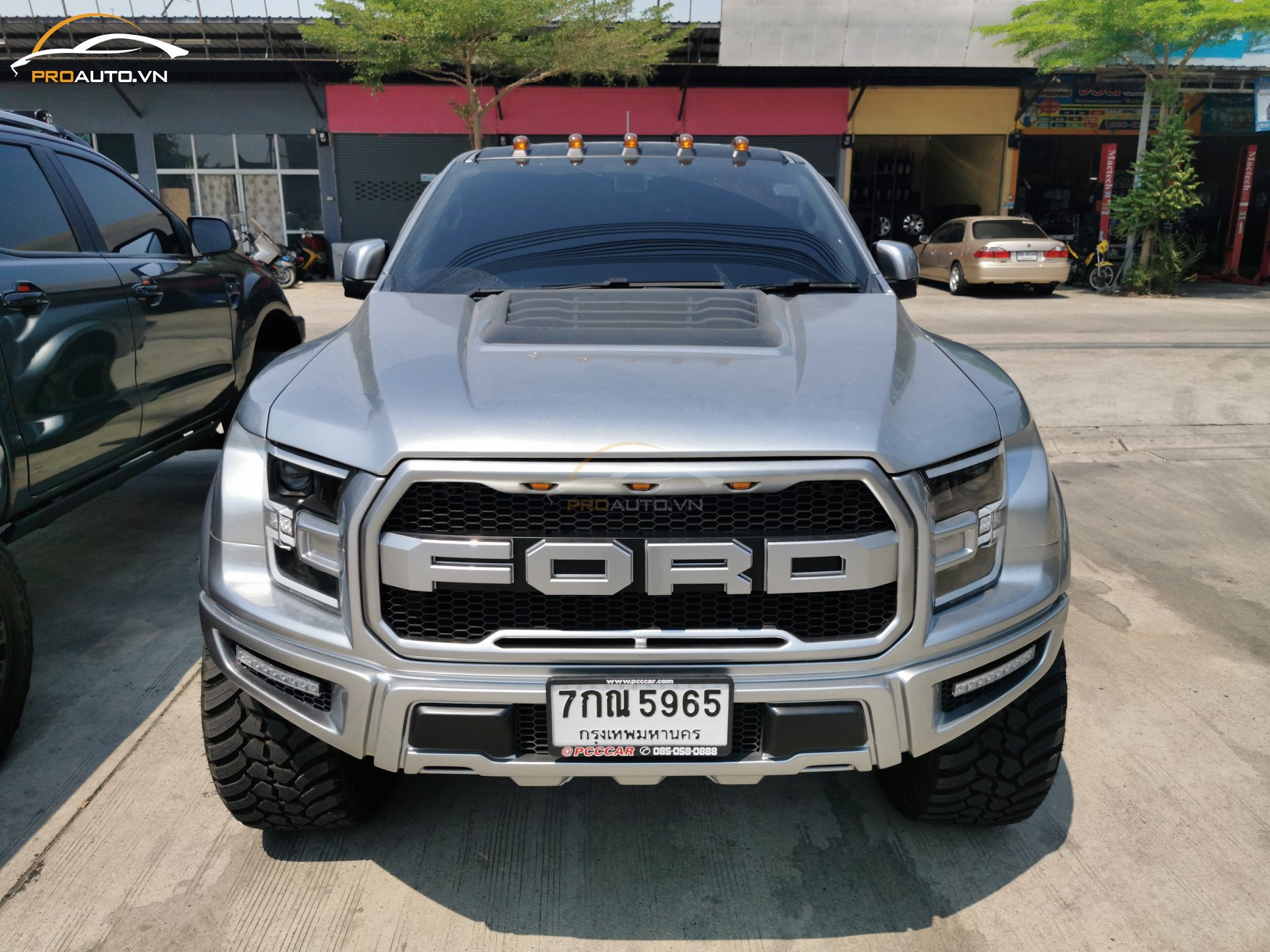 Độ đèn định vị mặt lưới tản nhiệt xe Ranger