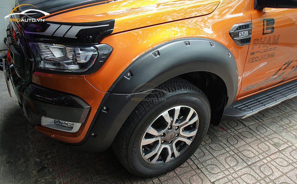 Độ ốp cua bánh xe Ranger