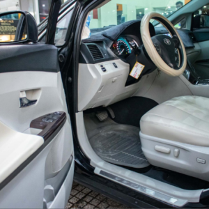 Giá đổi màu nội thất xe Toyota Granvia đa dạng