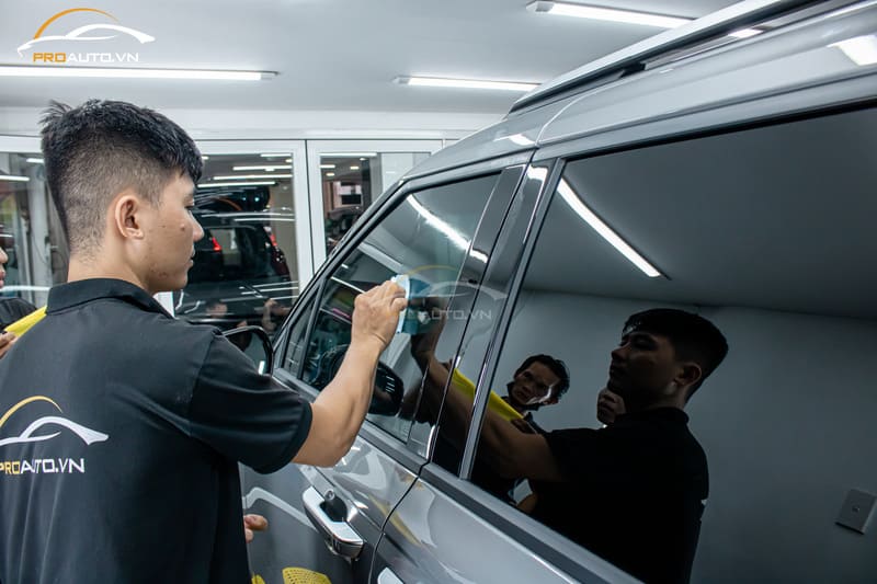 Hình ảnh thi công phủ Ceramic Diamond Shield Glass cho xe ô tô  