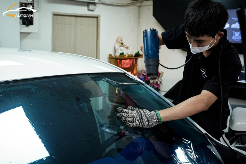 Kỹ thuật nhiều kinh nghiệm dán phim cách nhiệt xe Ford Ranger