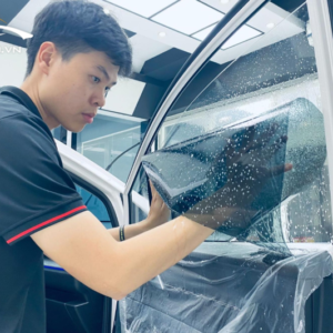 Kỹ thuật viên dán phim cách nhiệt cho kính xe hơi