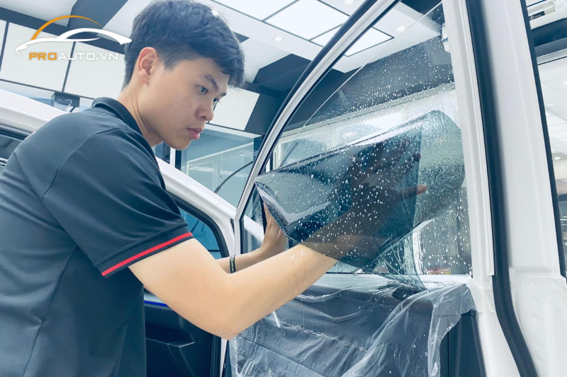 Kỹ thuật viên dán phim cách nhiệt cho kính xe hơi 