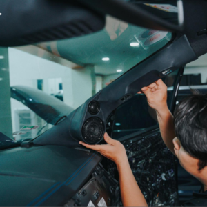 Kỹ thuật viên lắp loa 3 way xe Ford Ranger chuyên nghiệp