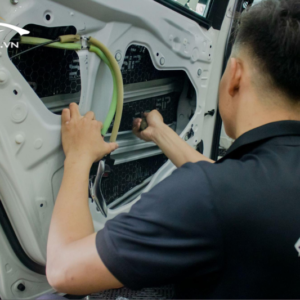 Kỹ thuật viên thi công dán cách âm chống ồn xe Toyota Vios