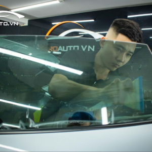 Kỹ thuật viên thi công dán kính xe hơi